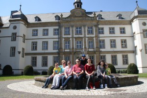 Vor dem Schloss in Büren. 